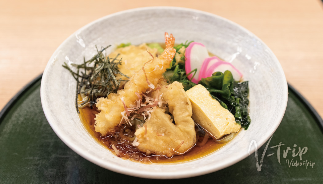 京都･七条 こだわりの自家製麺の抹茶うどんに天ぷらや丼物が味わえるハーフセルフのうどん店！鴨川製麺所