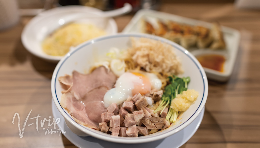 大阪･京都で6店舗！鶏節で濃厚なのにさっぱりした青湯スープで味わう塩と溜まり醤油の絶品ラーメン！らーめん鱗 西中島店
