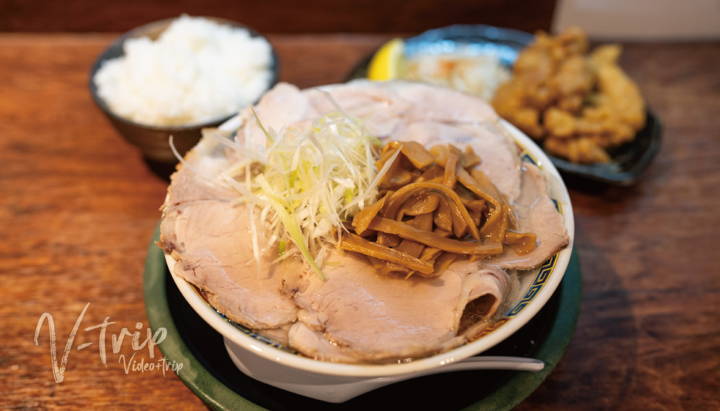 大阪･上新庄 行列のできる豚骨ラーメンの人気店の夜営業はクリア豚骨の｢透きとんこつ｣！博多とんこつ天神旗